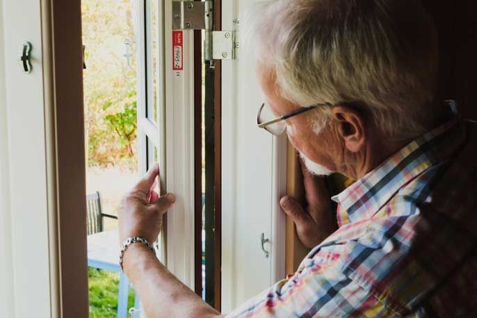 Mogens on oma Klari akende osas kirglik